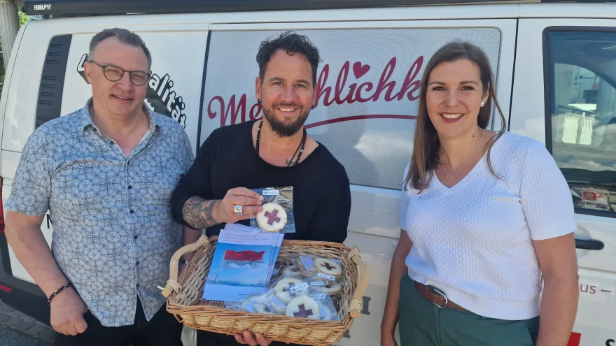 Bildlegende von links nach rechts Mario Wüthrich, Leiter Unterstützung im Alltag, Marc Trauffer, Rotkreuzbotschafter, Kim Schweri, Co-Geschäftsführerin